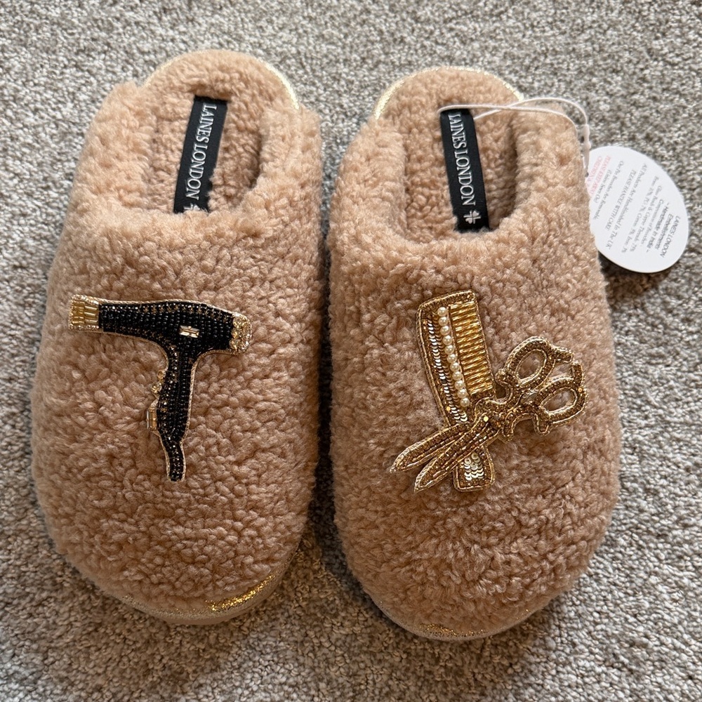 NEW Laines London Tan Fuzzy Slippers with removable Hairstylist Embellishments